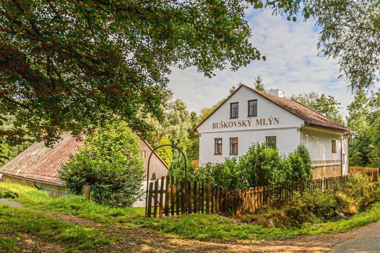 Buskovsky Mlyn 1580 Otel Dolní Bousov Dış mekan fotoğraf