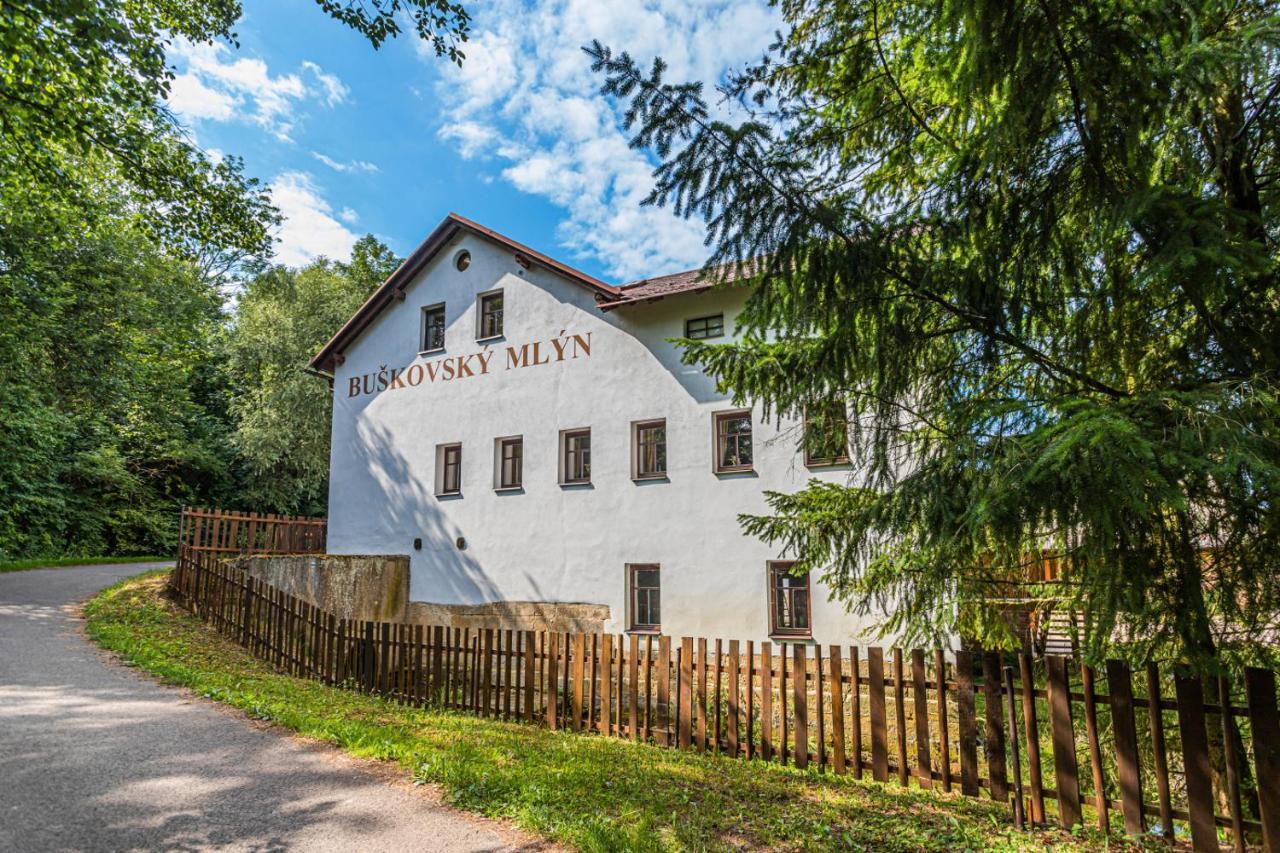 Buskovsky Mlyn 1580 Otel Dolní Bousov Dış mekan fotoğraf