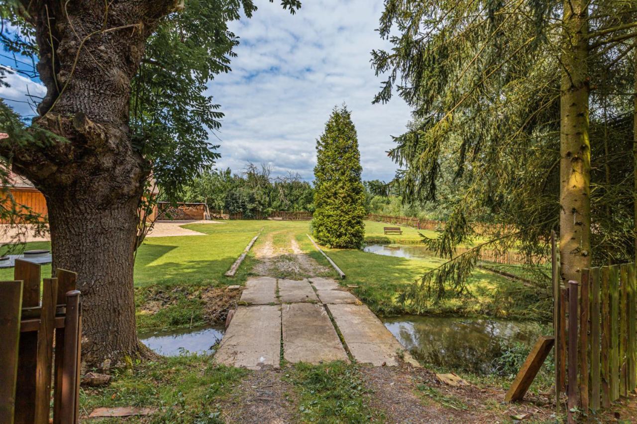 Buskovsky Mlyn 1580 Otel Dolní Bousov Dış mekan fotoğraf