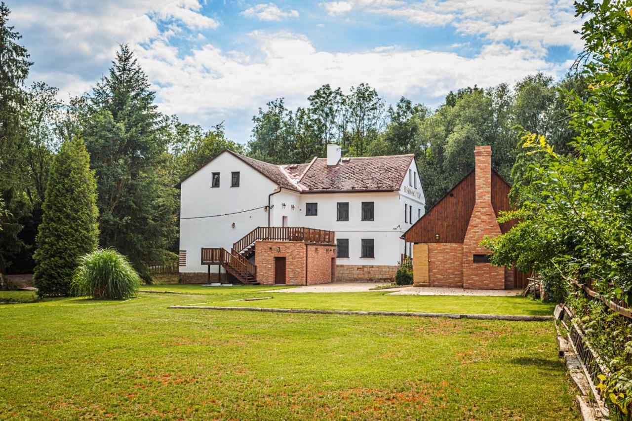 Buskovsky Mlyn 1580 Otel Dolní Bousov Dış mekan fotoğraf