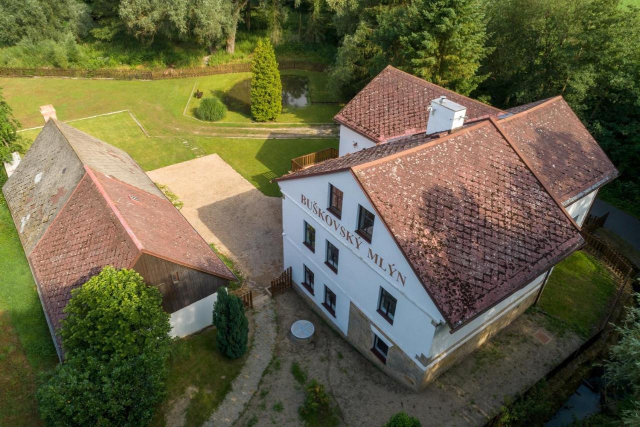 Buskovsky Mlyn 1580 Otel Dolní Bousov Dış mekan fotoğraf