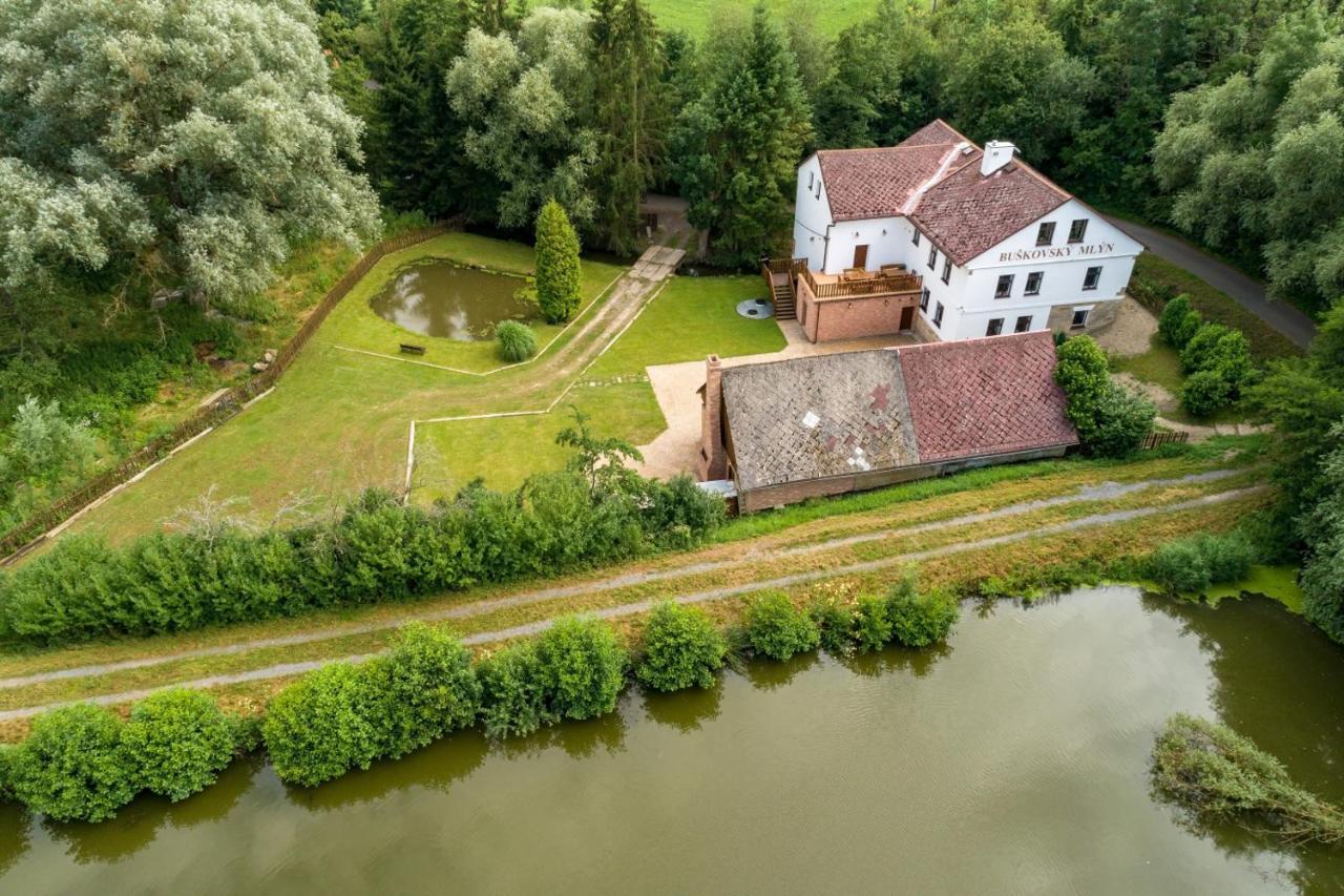Buskovsky Mlyn 1580 Otel Dolní Bousov Dış mekan fotoğraf