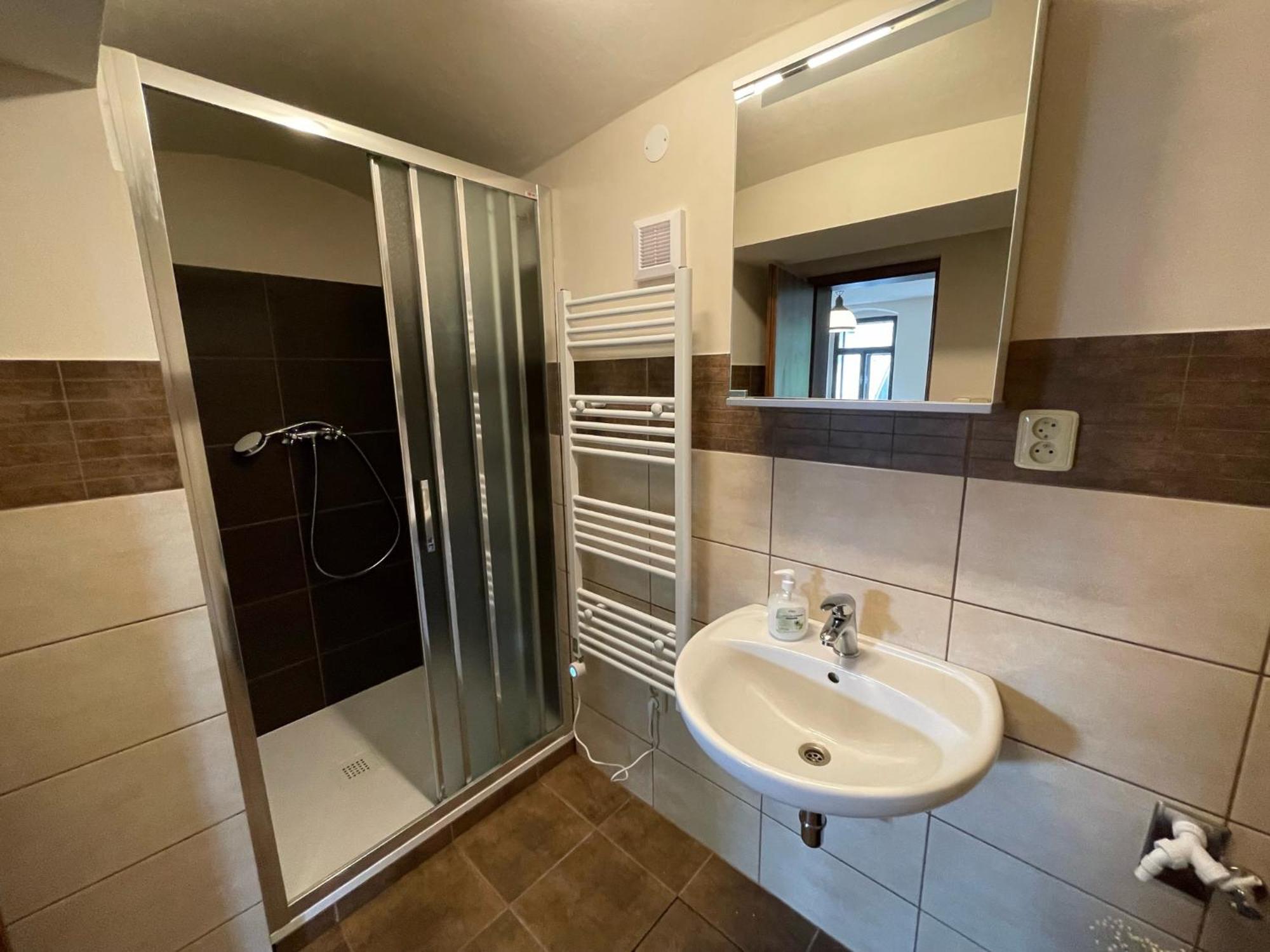 Buskovsky Mlyn 1580 Otel Dolní Bousov Oda fotoğraf